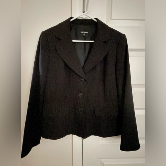 Le Suit black pinstriped blazer, maroon/dark red pinstripes, size 12 - Picture 2 of 4